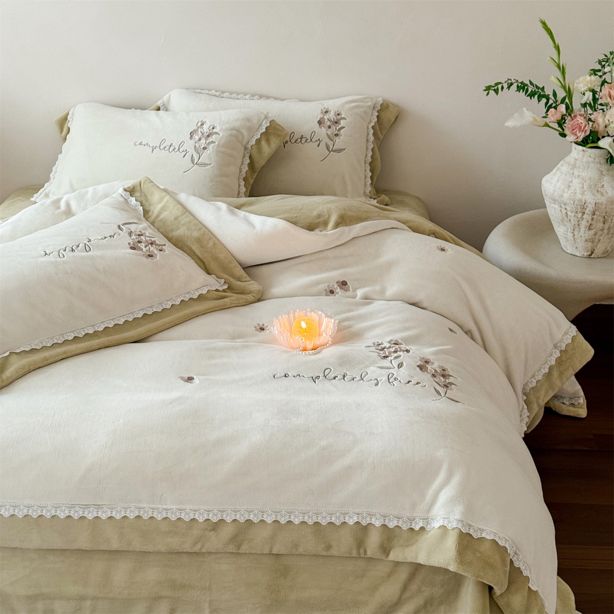 91家纺网 家纺一手货源 找家纺 泽西家纺+V17798841158发大图 2025新品秋冬加厚保暖240克奶肤绒小清新花边宽边刺绣牛奶绒四件套-雏菊轻语 雏菊轻语-姜黄