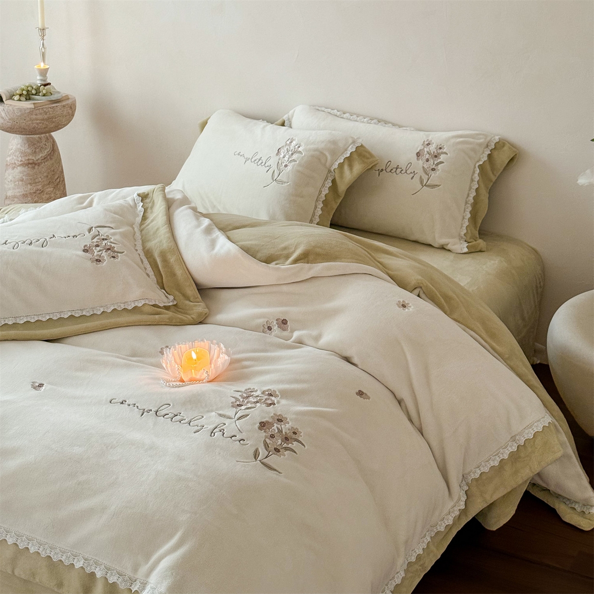 91家纺网 家纺一手货源 找家纺 泽西家纺+V17798841158发大图 2025新品秋冬加厚保暖240克奶肤绒小清新花边宽边刺绣牛奶绒四件套-雏菊轻语 雏菊轻语-姜黄