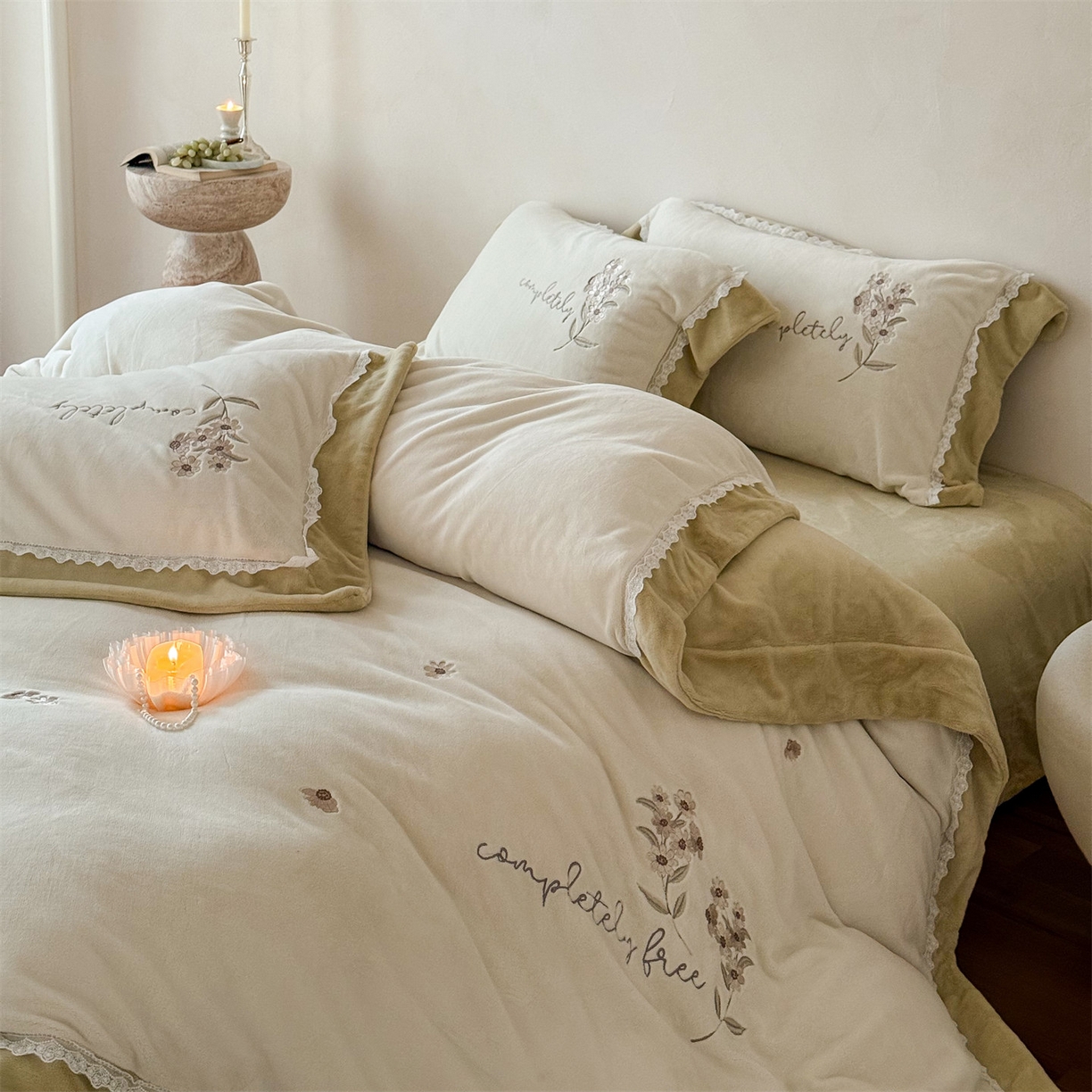 91家纺网 家纺一手货源 找家纺 泽西家纺+V17798841158发大图 2025新品秋冬加厚保暖240克奶肤绒小清新花边宽边刺绣牛奶绒四件套-雏菊轻语 雏菊轻语-姜黄