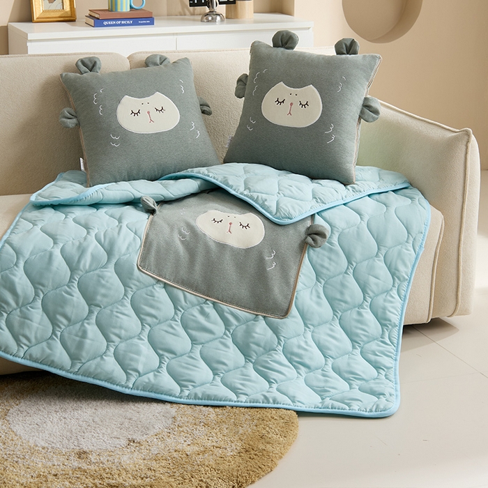 91家纺网 家纺一手货源 找家纺 金喜 2025新款针织棉抱枕靠垫午睡盖毯被酷儿小羊抱枕抱枕被被四季款 针织棉小羊绿色