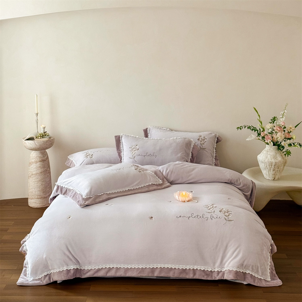 泽西家纺+V17798841158发大图 2025新品秋冬加厚保暖240克奶肤绒小清新花边宽边刺绣牛奶绒四件套-雏菊轻语 雏菊轻语-沫粉