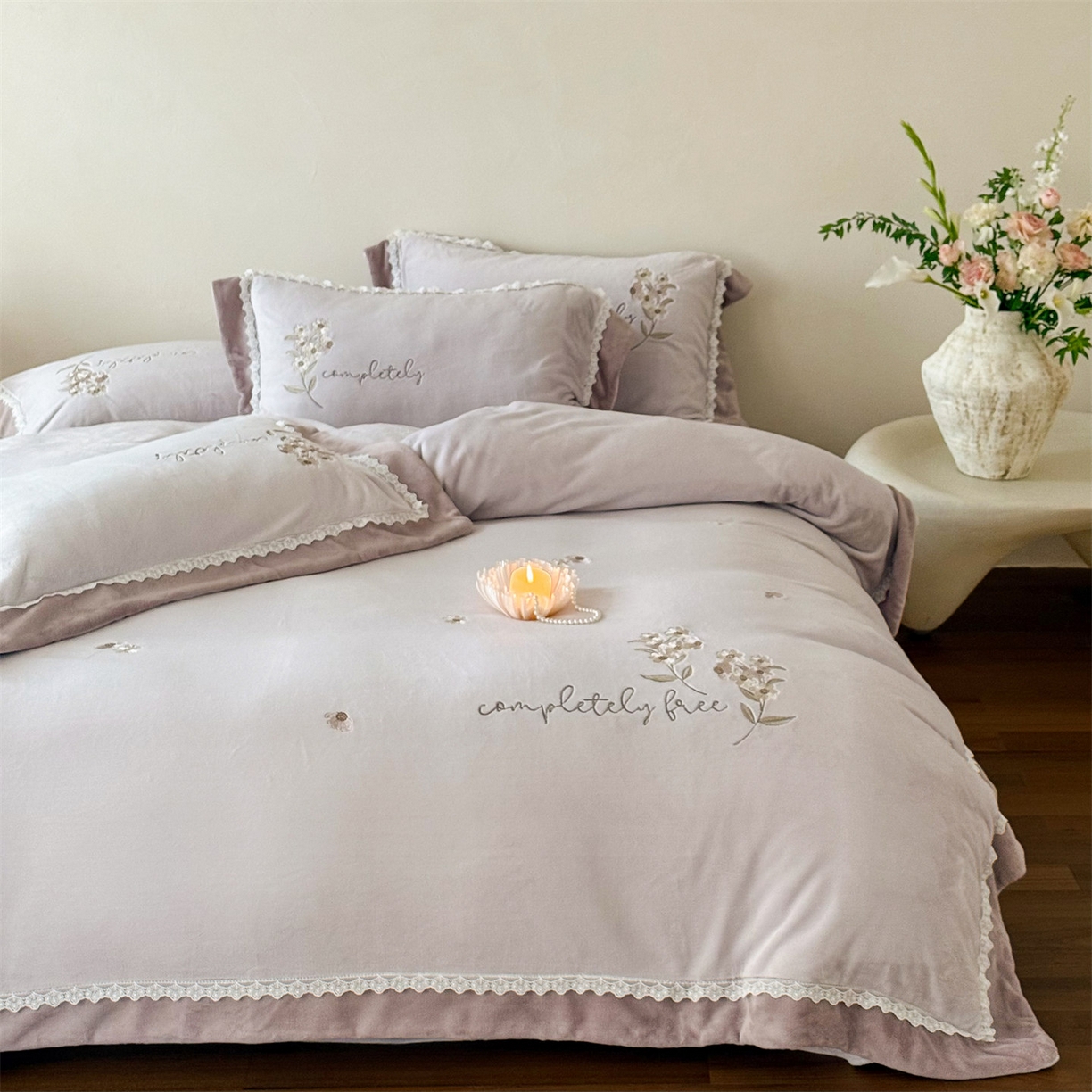 91家纺网 家纺一手货源 找家纺 泽西家纺+V17798841158发大图 2025新品秋冬加厚保暖240克奶肤绒小清新花边宽边刺绣牛奶绒四件套-雏菊轻语 雏菊轻语-沫粉