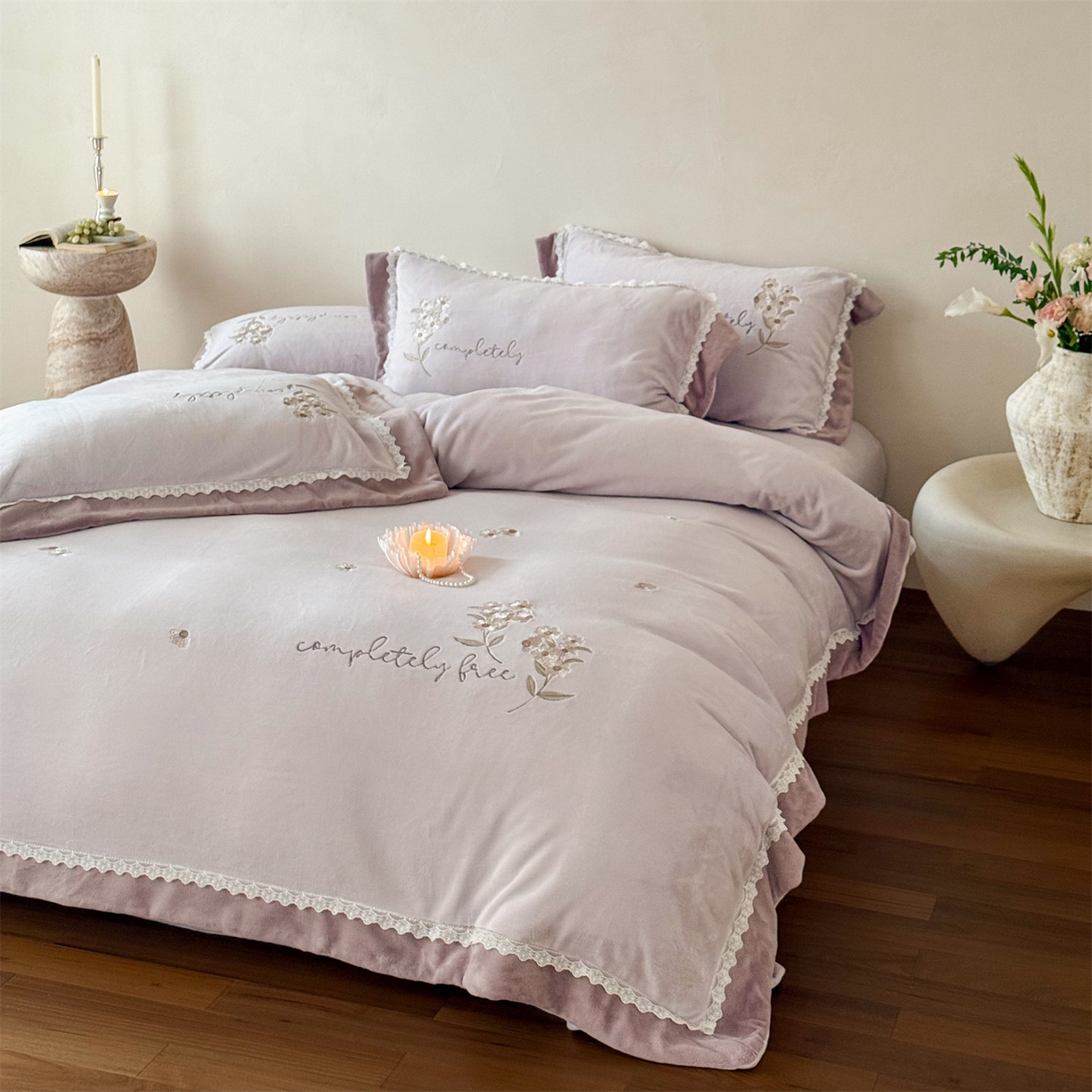 91家纺网 家纺一手货源 找家纺 泽西家纺+V17798841158发大图 2025新品秋冬加厚保暖240克奶肤绒小清新花边宽边刺绣牛奶绒四件套-雏菊轻语 雏菊轻语-沫粉