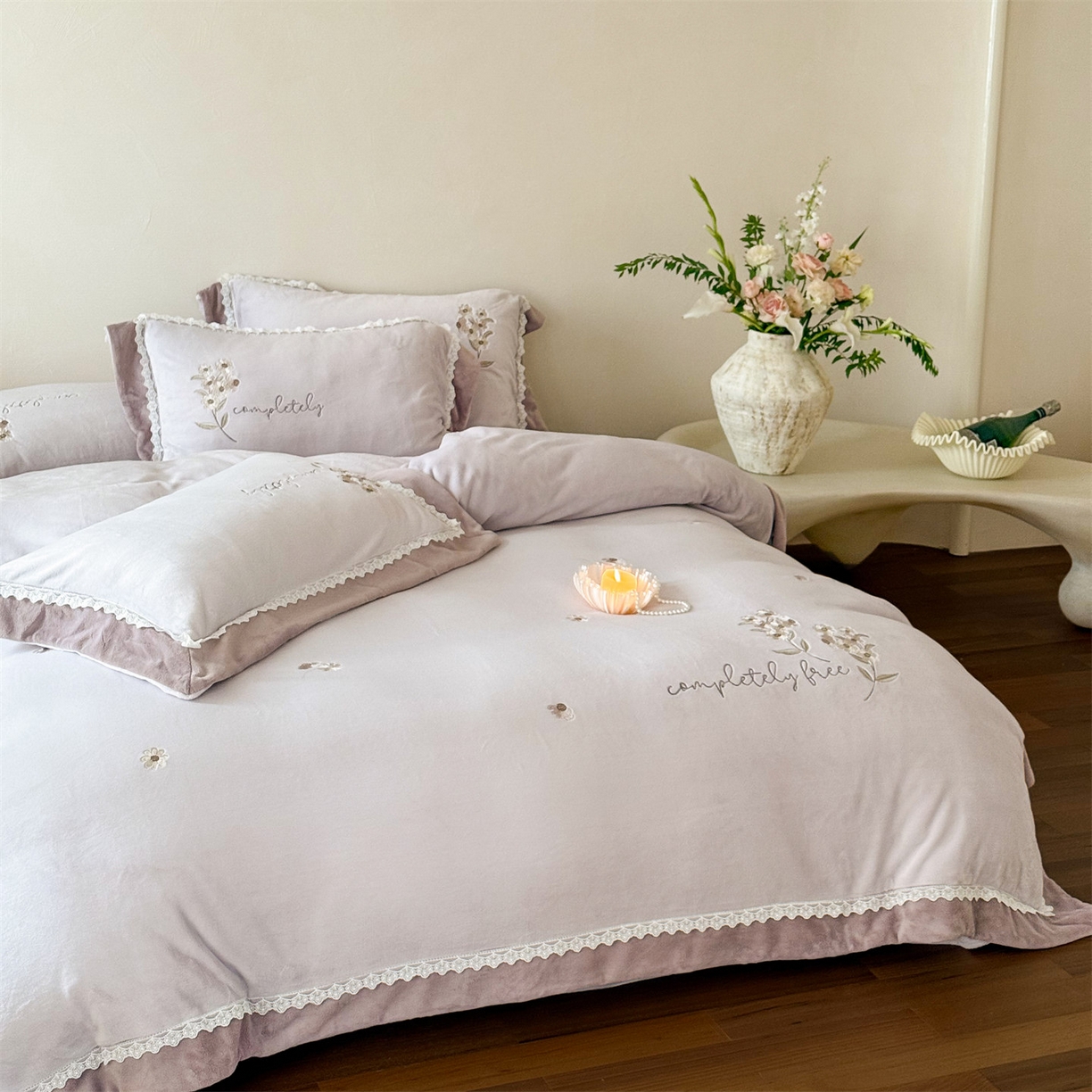 91家纺网 家纺一手货源 找家纺 泽西家纺+V17798841158发大图 2025新品秋冬加厚保暖240克奶肤绒小清新花边宽边刺绣牛奶绒四件套-雏菊轻语 雏菊轻语-沫粉