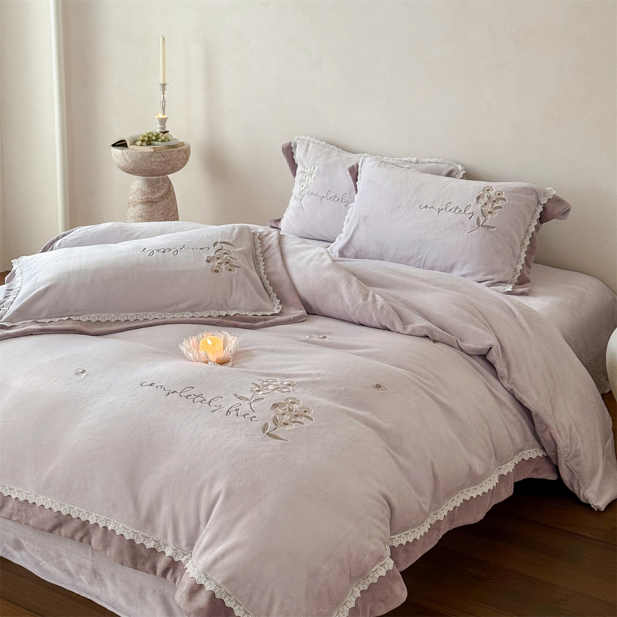 91家纺网 家纺一手货源 找家纺 泽西家纺+V17798841158发大图 2025新品秋冬加厚保暖240克奶肤绒小清新花边宽边刺绣牛奶绒四件套-雏菊轻语 雏菊轻语-沫粉