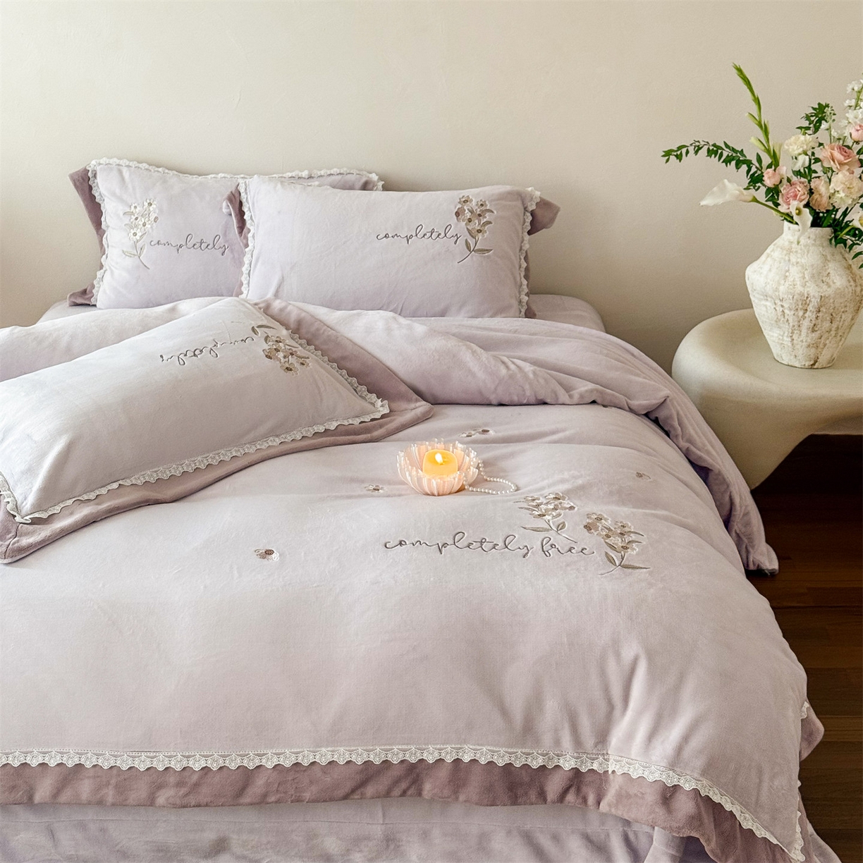 91家纺网 家纺一手货源 找家纺 泽西家纺+V17798841158发大图 2025新品秋冬加厚保暖240克奶肤绒小清新花边宽边刺绣牛奶绒四件套-雏菊轻语 雏菊轻语-沫粉