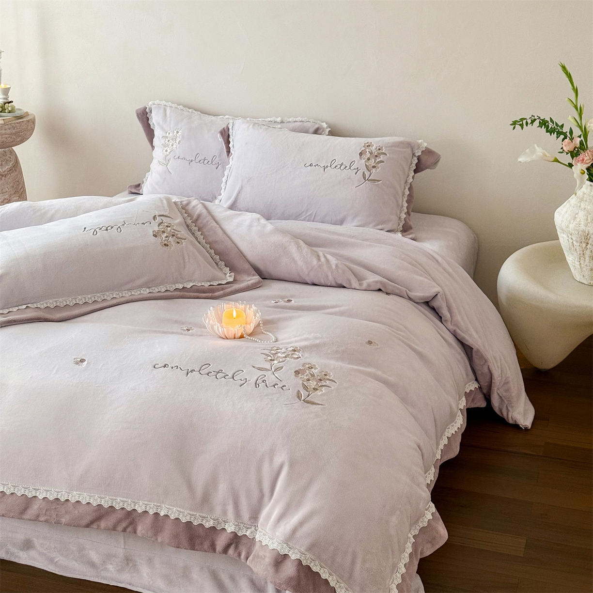 91家纺网 家纺一手货源 找家纺 泽西家纺+V17798841158发大图 2025新品秋冬加厚保暖240克奶肤绒小清新花边宽边刺绣牛奶绒四件套-雏菊轻语 雏菊轻语-沫粉