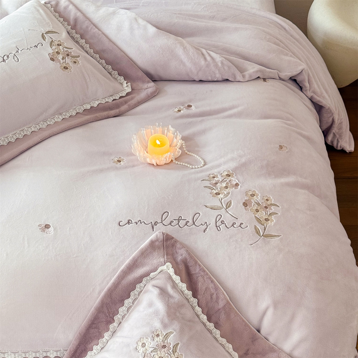 91家纺网 家纺一手货源 找家纺 泽西家纺+V17798841158发大图 2025新品秋冬加厚保暖240克奶肤绒小清新花边宽边刺绣牛奶绒四件套-雏菊轻语 雏菊轻语-沫粉