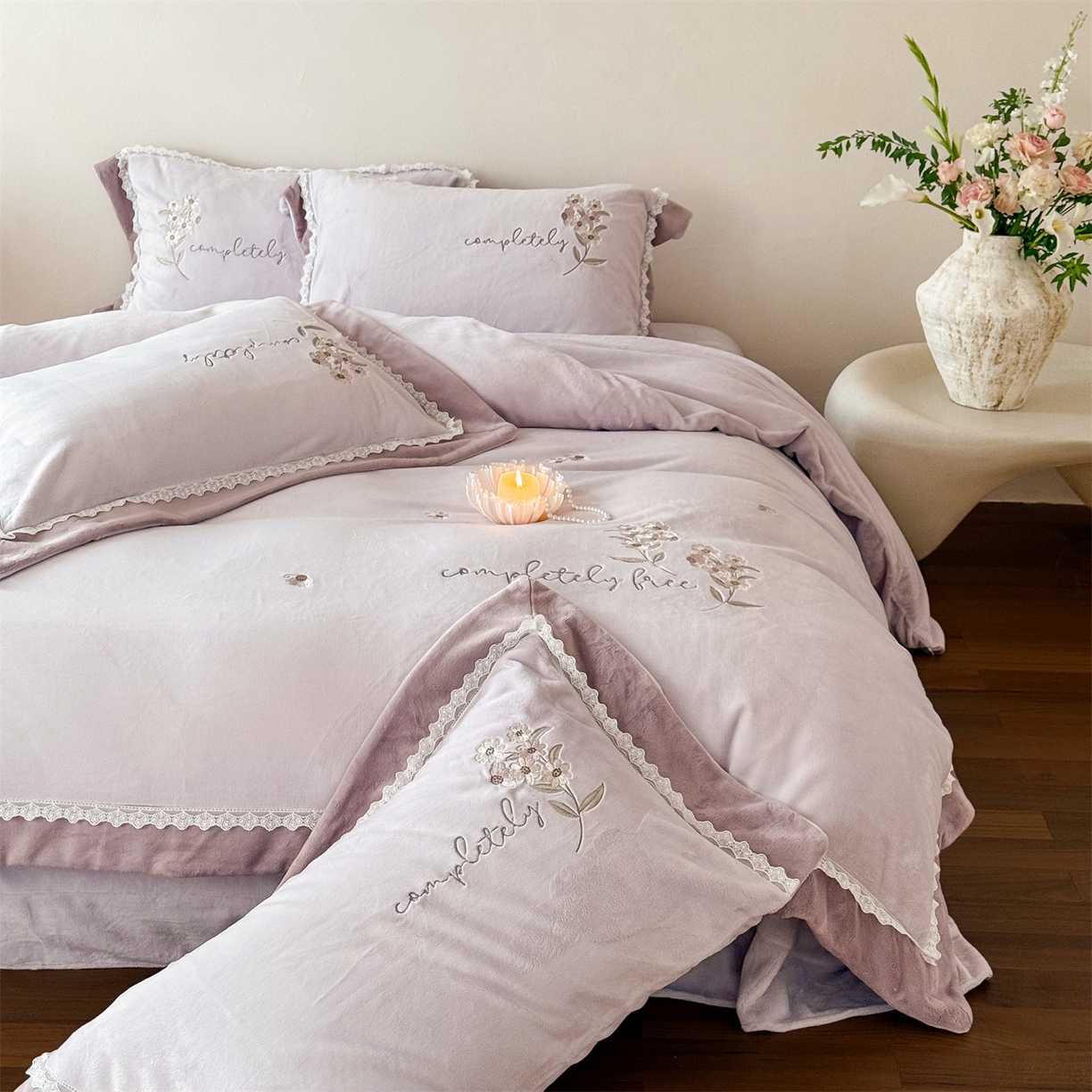 91家纺网 家纺一手货源 找家纺 泽西家纺+V17798841158发大图 2025新品秋冬加厚保暖240克奶肤绒小清新花边宽边刺绣牛奶绒四件套-雏菊轻语 雏菊轻语-沫粉