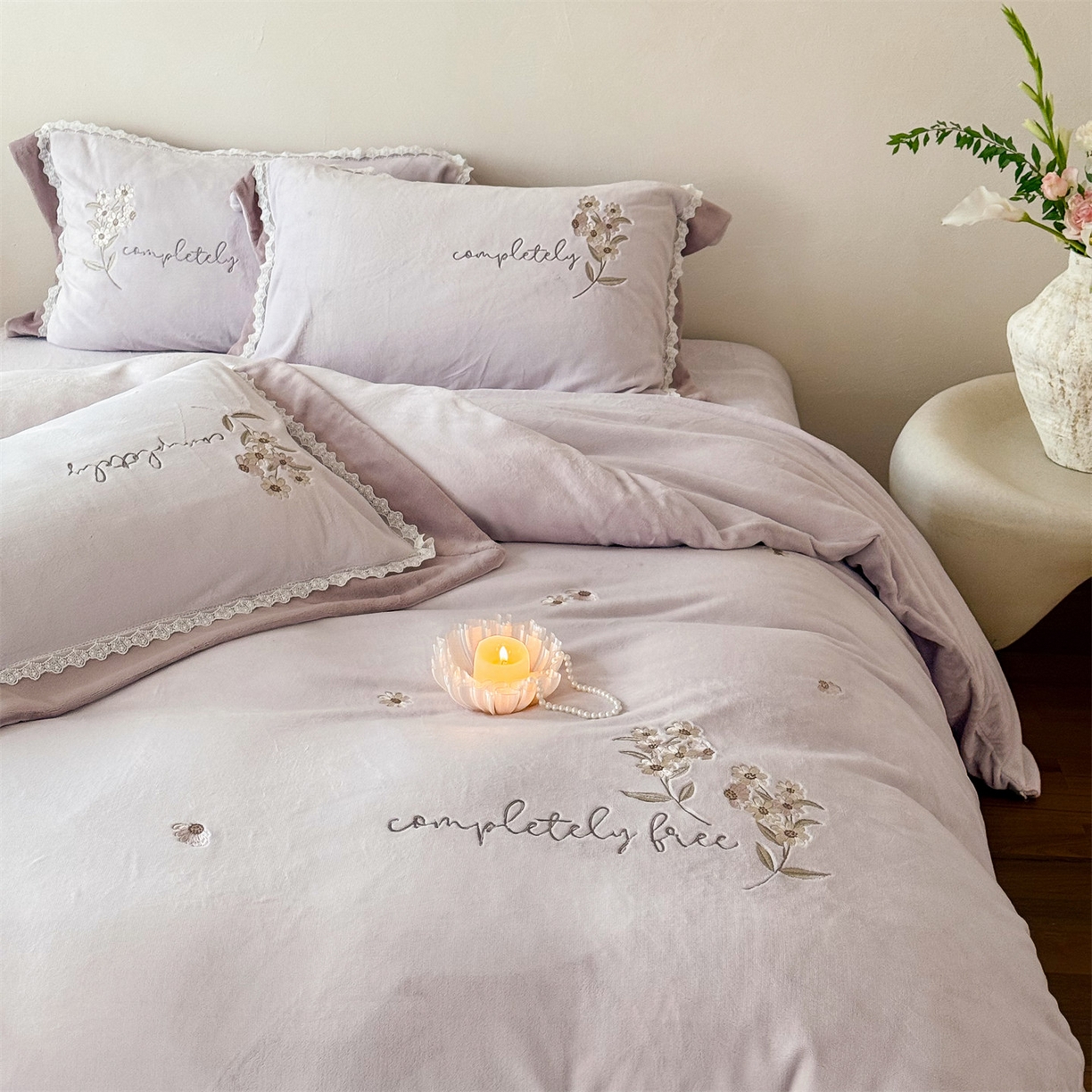 91家纺网 家纺一手货源 找家纺 泽西家纺+V17798841158发大图 2025新品秋冬加厚保暖240克奶肤绒小清新花边宽边刺绣牛奶绒四件套-雏菊轻语 雏菊轻语-沫粉