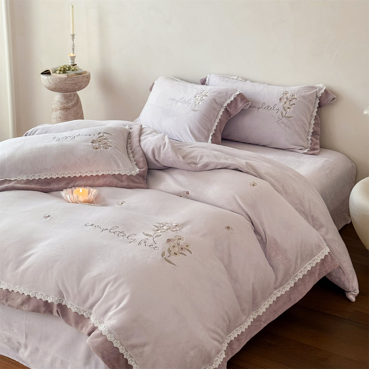 91家纺网 家纺一手货源 找家纺 泽西家纺+V17798841158发大图 2025新品秋冬加厚保暖240克奶肤绒小清新花边宽边刺绣牛奶绒四件套-雏菊轻语 雏菊轻语-沫粉