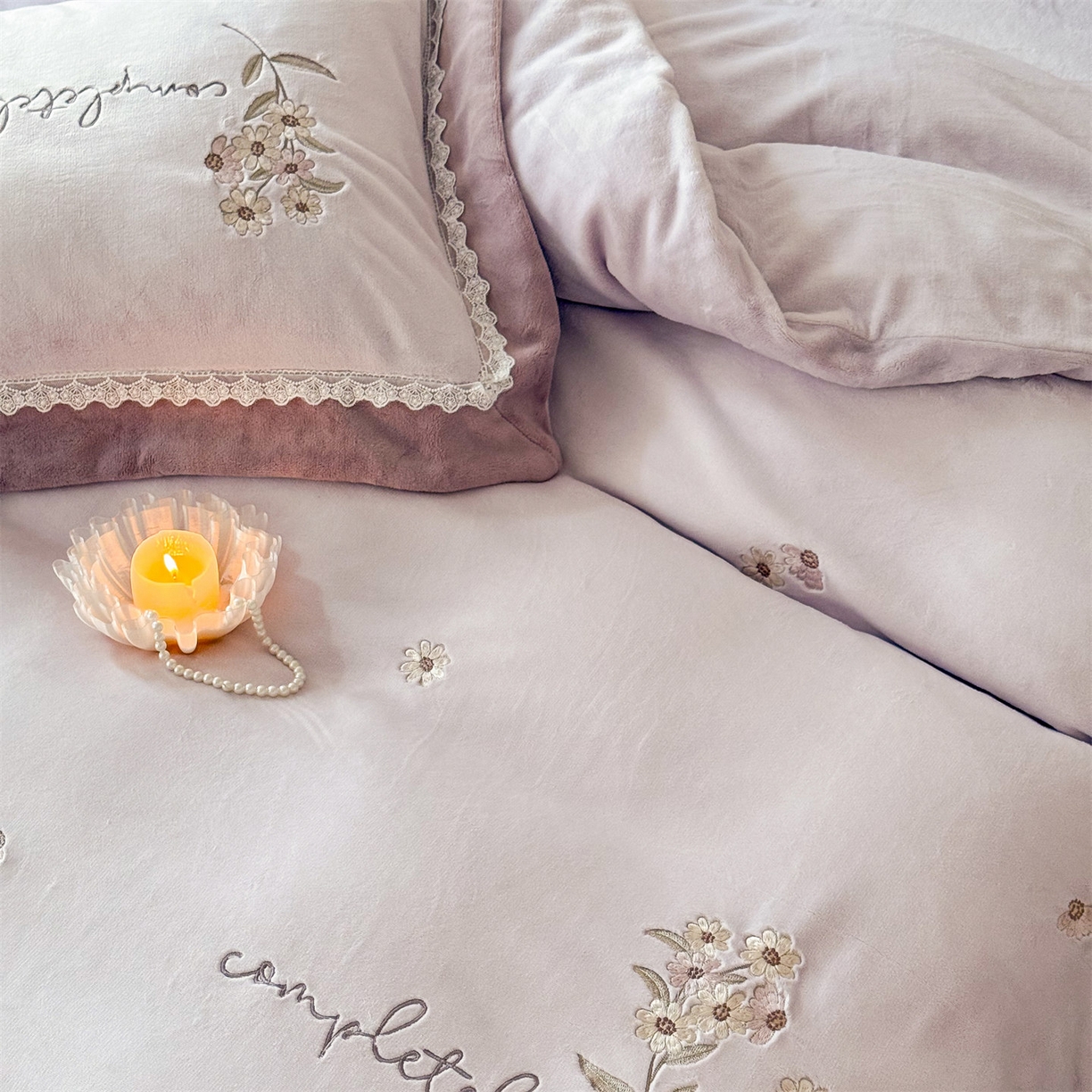 91家纺网 家纺一手货源 找家纺 泽西家纺+V17798841158发大图 2025新品秋冬加厚保暖240克奶肤绒小清新花边宽边刺绣牛奶绒四件套-雏菊轻语 雏菊轻语-沫粉