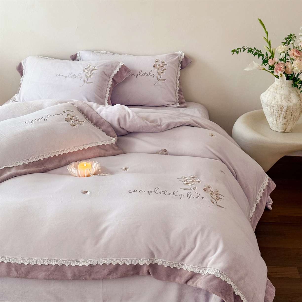 91家纺网 家纺一手货源 找家纺 泽西家纺+V17798841158发大图 2025新品秋冬加厚保暖240克奶肤绒小清新花边宽边刺绣牛奶绒四件套-雏菊轻语 雏菊轻语-沫粉