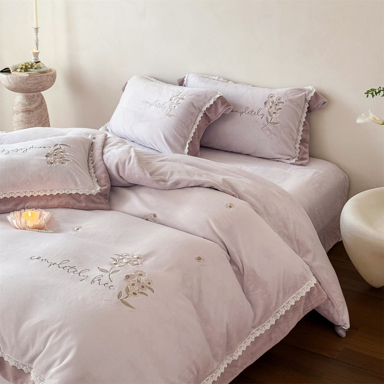 91家纺网 家纺一手货源 找家纺 泽西家纺+V17798841158发大图 2025新品秋冬加厚保暖240克奶肤绒小清新花边宽边刺绣牛奶绒四件套-雏菊轻语 雏菊轻语-沫粉