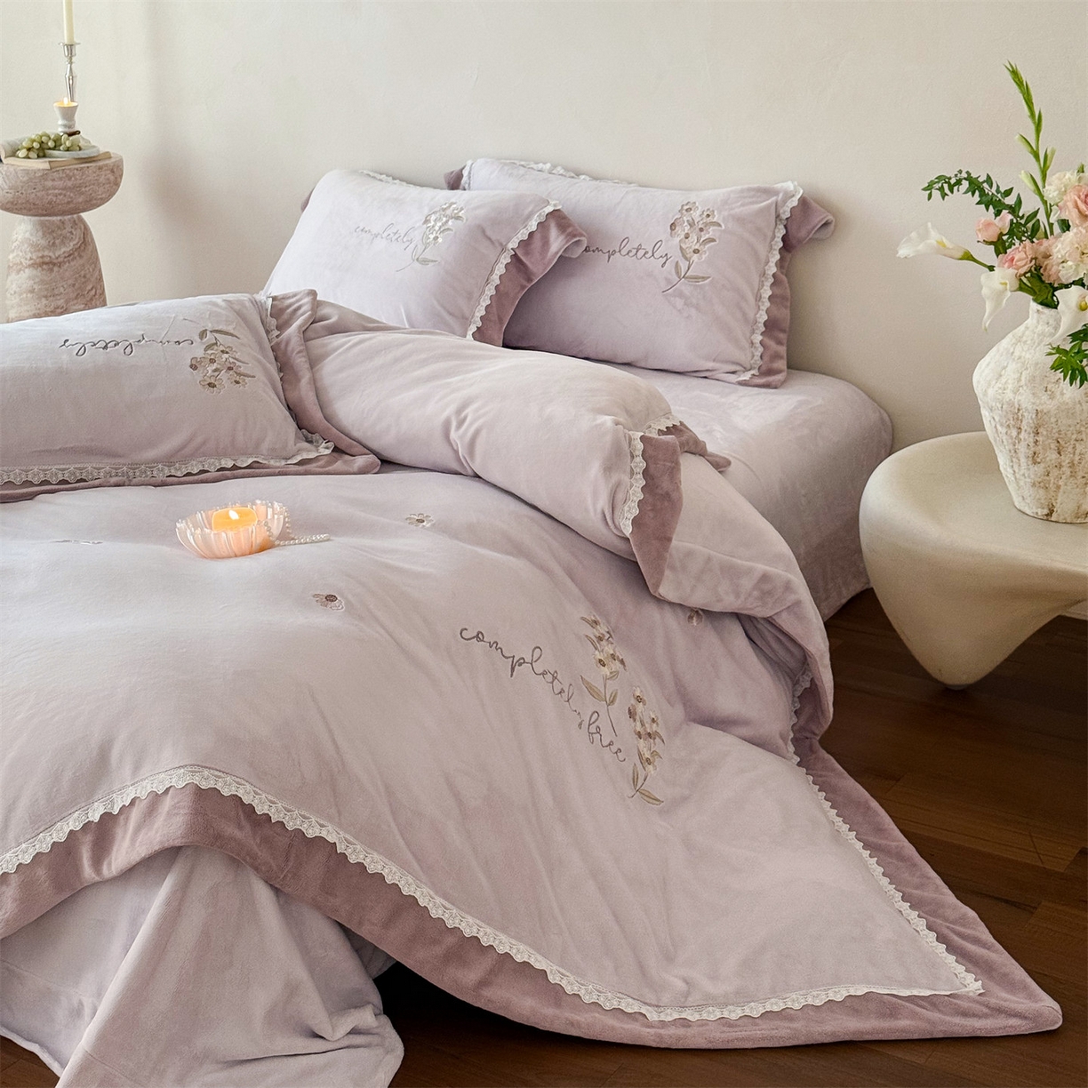 91家纺网 家纺一手货源 找家纺 泽西家纺+V17798841158发大图 2025新品秋冬加厚保暖240克奶肤绒小清新花边宽边刺绣牛奶绒四件套-雏菊轻语 雏菊轻语-沫粉