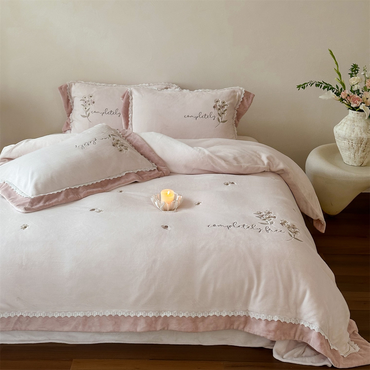 91家纺网 家纺一手货源 找家纺 泽西家纺+V17798841158发大图 2025新品秋冬加厚保暖240克奶肤绒小清新花边宽边刺绣牛奶绒四件套-雏菊轻语 雏菊轻语-浅皮粉