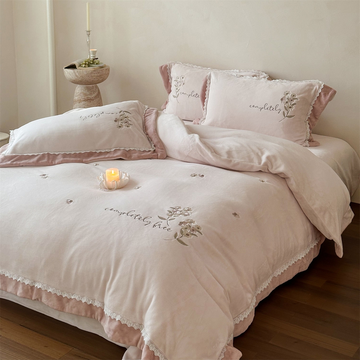 91家纺网 家纺一手货源 找家纺 泽西家纺+V17798841158发大图 2025新品秋冬加厚保暖240克奶肤绒小清新花边宽边刺绣牛奶绒四件套-雏菊轻语 雏菊轻语-浅皮粉