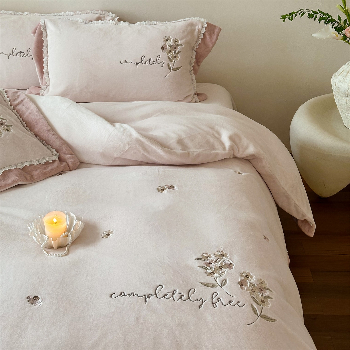 91家纺网 家纺一手货源 找家纺 泽西家纺+V17798841158发大图 2025新品秋冬加厚保暖240克奶肤绒小清新花边宽边刺绣牛奶绒四件套-雏菊轻语 雏菊轻语-浅皮粉