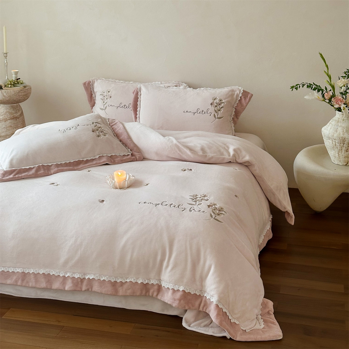 91家纺网 家纺一手货源 找家纺 泽西家纺+V17798841158发大图 2025新品秋冬加厚保暖240克奶肤绒小清新花边宽边刺绣牛奶绒四件套-雏菊轻语 雏菊轻语-浅皮粉