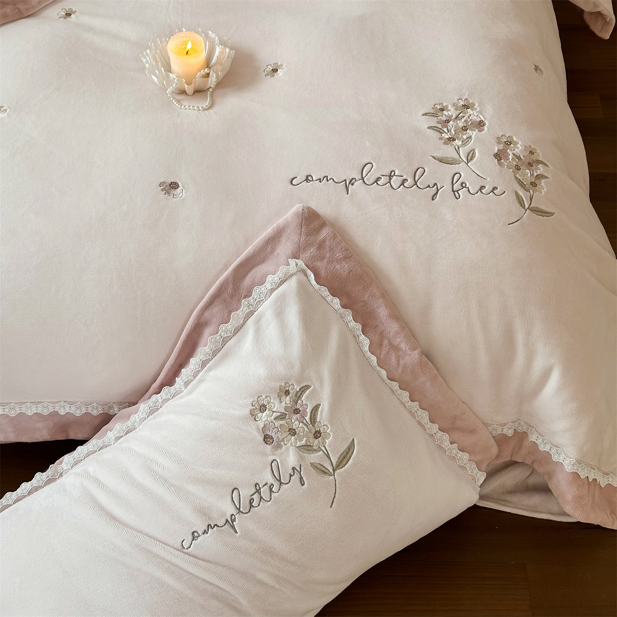 91家纺网 家纺一手货源 找家纺 泽西家纺+V17798841158发大图 2025新品秋冬加厚保暖240克奶肤绒小清新花边宽边刺绣牛奶绒四件套-雏菊轻语 雏菊轻语-浅皮粉