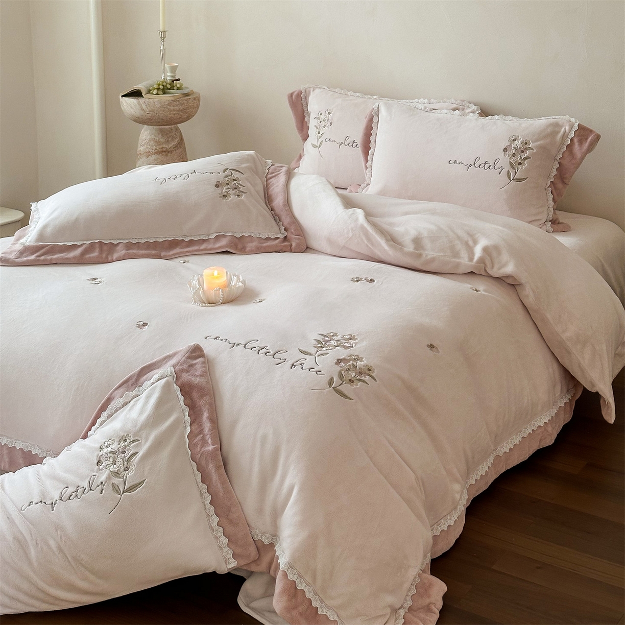 91家纺网 家纺一手货源 找家纺 泽西家纺+V17798841158发大图 2025新品秋冬加厚保暖240克奶肤绒小清新花边宽边刺绣牛奶绒四件套-雏菊轻语 雏菊轻语-浅皮粉