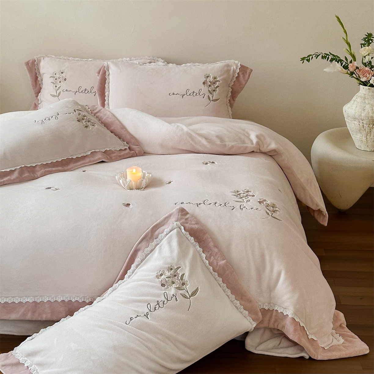 91家纺网 家纺一手货源 找家纺 泽西家纺+V17798841158发大图 2025新品秋冬加厚保暖240克奶肤绒小清新花边宽边刺绣牛奶绒四件套-雏菊轻语 雏菊轻语-浅皮粉