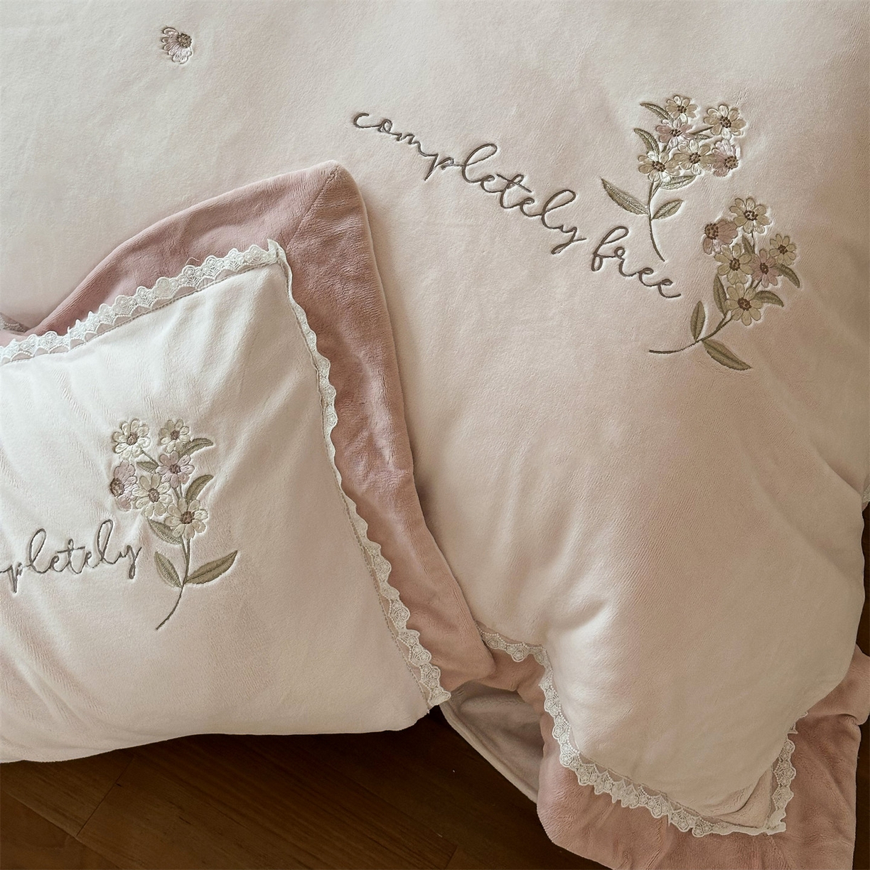 91家纺网 家纺一手货源 找家纺 泽西家纺+V17798841158发大图 2025新品秋冬加厚保暖240克奶肤绒小清新花边宽边刺绣牛奶绒四件套-雏菊轻语 雏菊轻语-浅皮粉