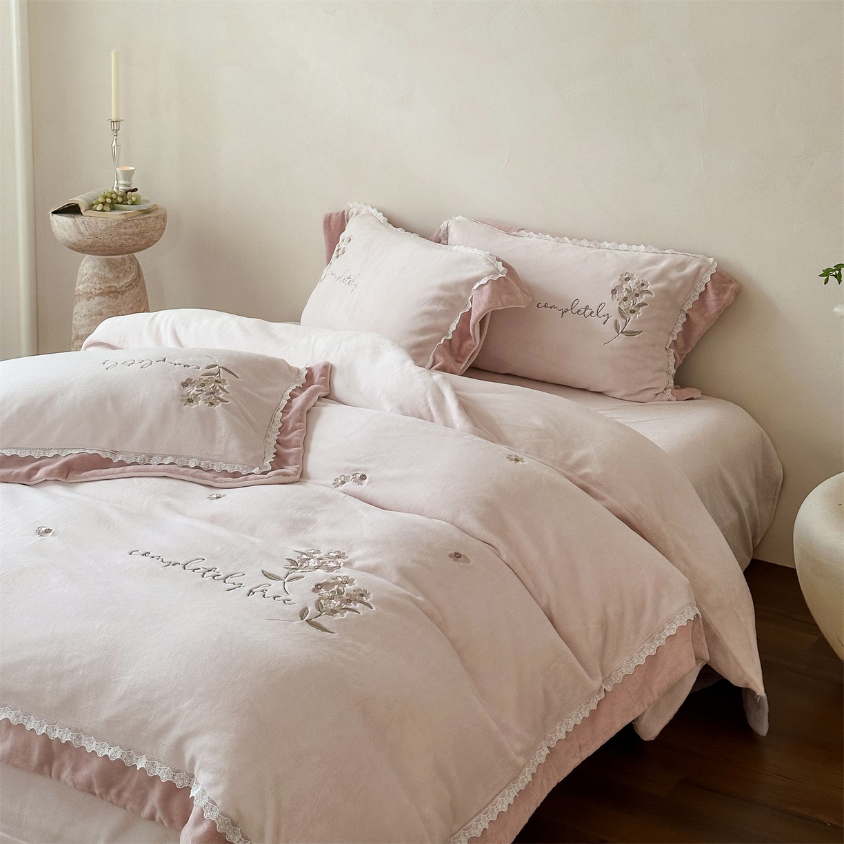 91家纺网 家纺一手货源 找家纺 泽西家纺+V17798841158发大图 2025新品秋冬加厚保暖240克奶肤绒小清新花边宽边刺绣牛奶绒四件套-雏菊轻语 雏菊轻语-浅皮粉