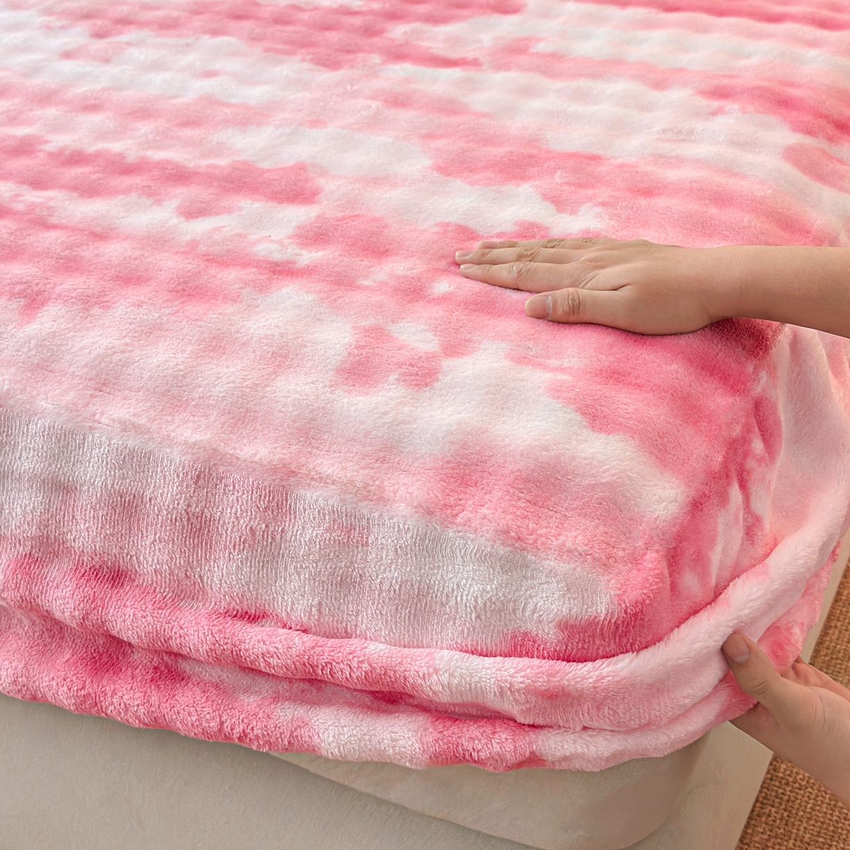 91家纺网 家纺一手货源 找家纺 2025新款兔毛绒高克重保暖床笠 席梦思床笠云端-脂粉