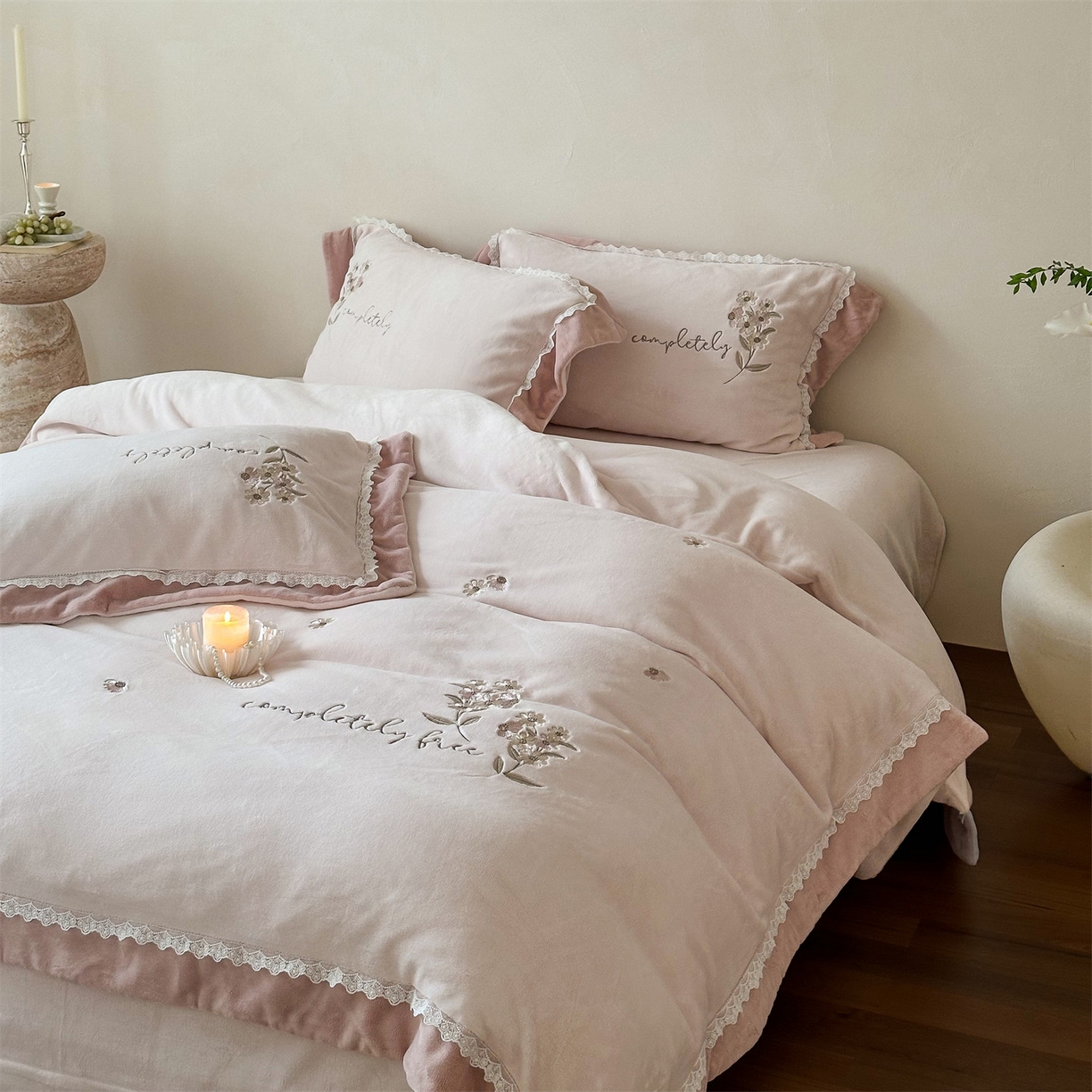 91家纺网 家纺一手货源 找家纺 泽西家纺+V17798841158发大图 2025新品秋冬加厚保暖240克奶肤绒小清新花边宽边刺绣牛奶绒四件套-雏菊轻语 雏菊轻语-浅皮粉