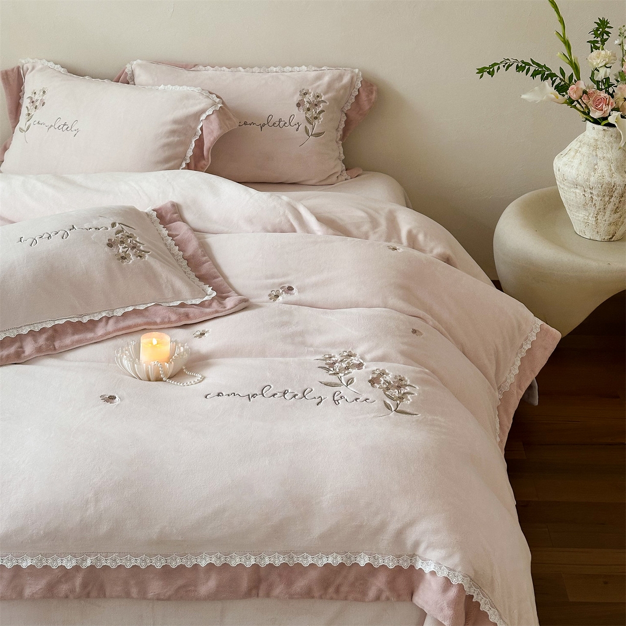 91家纺网 家纺一手货源 找家纺 泽西家纺+V17798841158发大图 2025新品秋冬加厚保暖240克奶肤绒小清新花边宽边刺绣牛奶绒四件套-雏菊轻语 雏菊轻语-浅皮粉