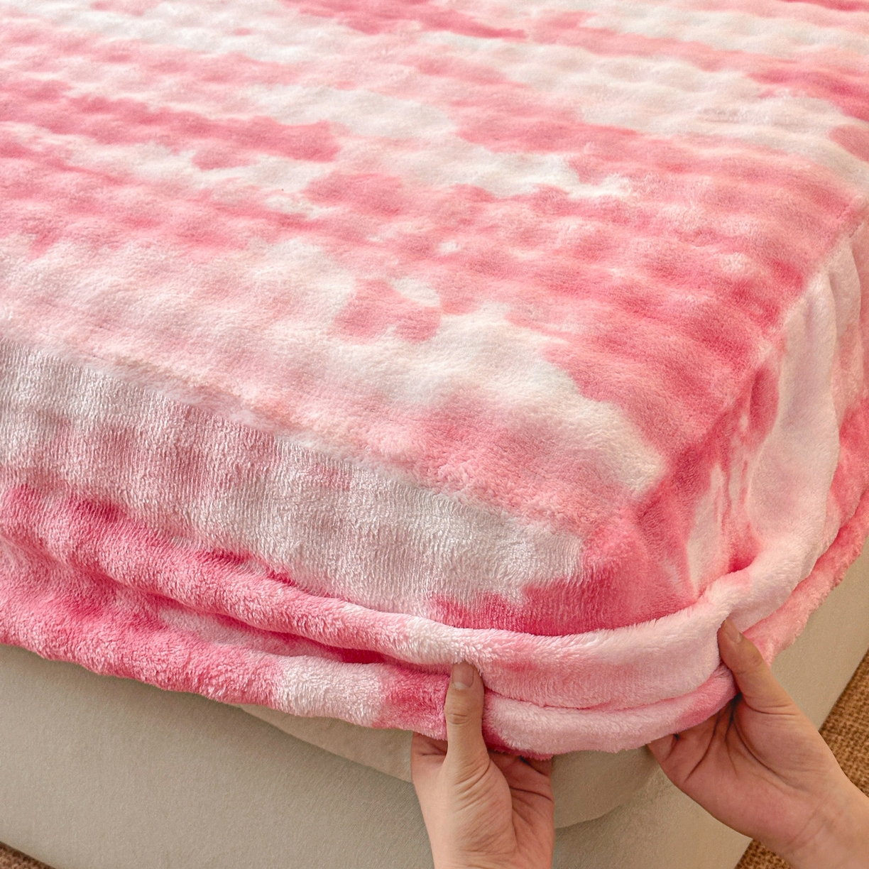 91家纺网 家纺一手货源 找家纺 2025新款兔毛绒高克重保暖床笠 席梦思床笠云端-脂粉