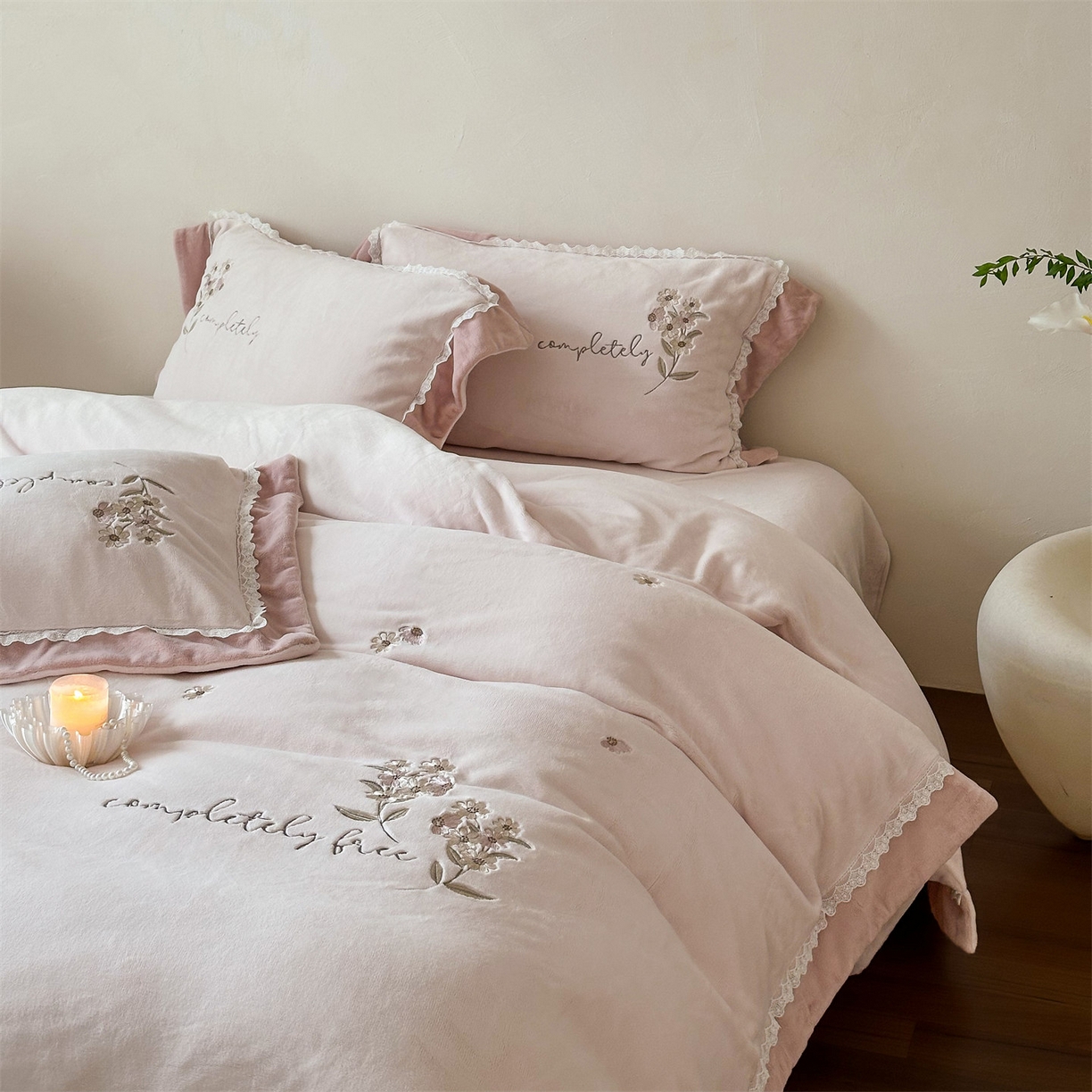 91家纺网 家纺一手货源 找家纺 泽西家纺+V17798841158发大图 2025新品秋冬加厚保暖240克奶肤绒小清新花边宽边刺绣牛奶绒四件套-雏菊轻语 雏菊轻语-浅皮粉