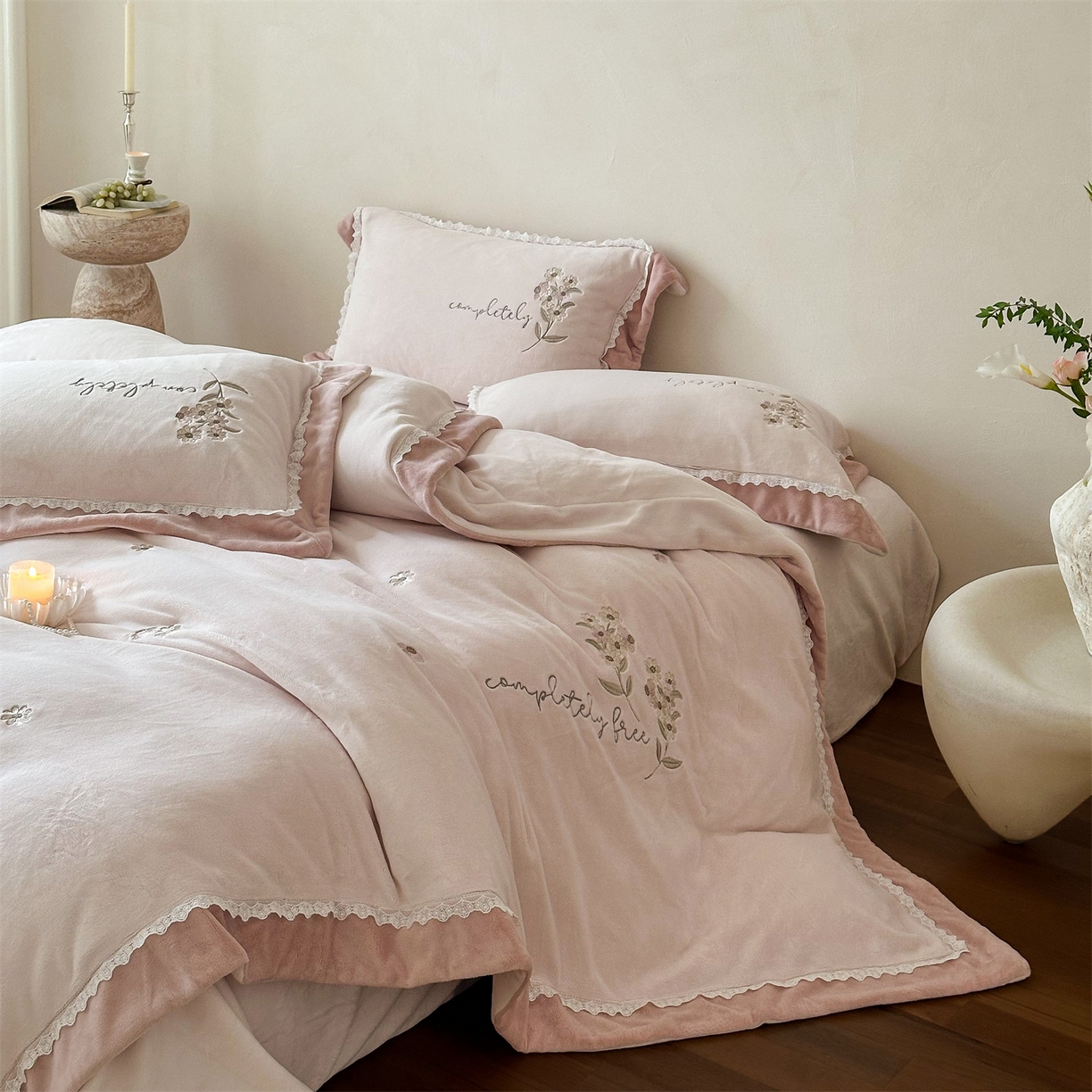 91家纺网 家纺一手货源 找家纺 泽西家纺+V17798841158发大图 2025新品秋冬加厚保暖240克奶肤绒小清新花边宽边刺绣牛奶绒四件套-雏菊轻语 雏菊轻语-浅皮粉