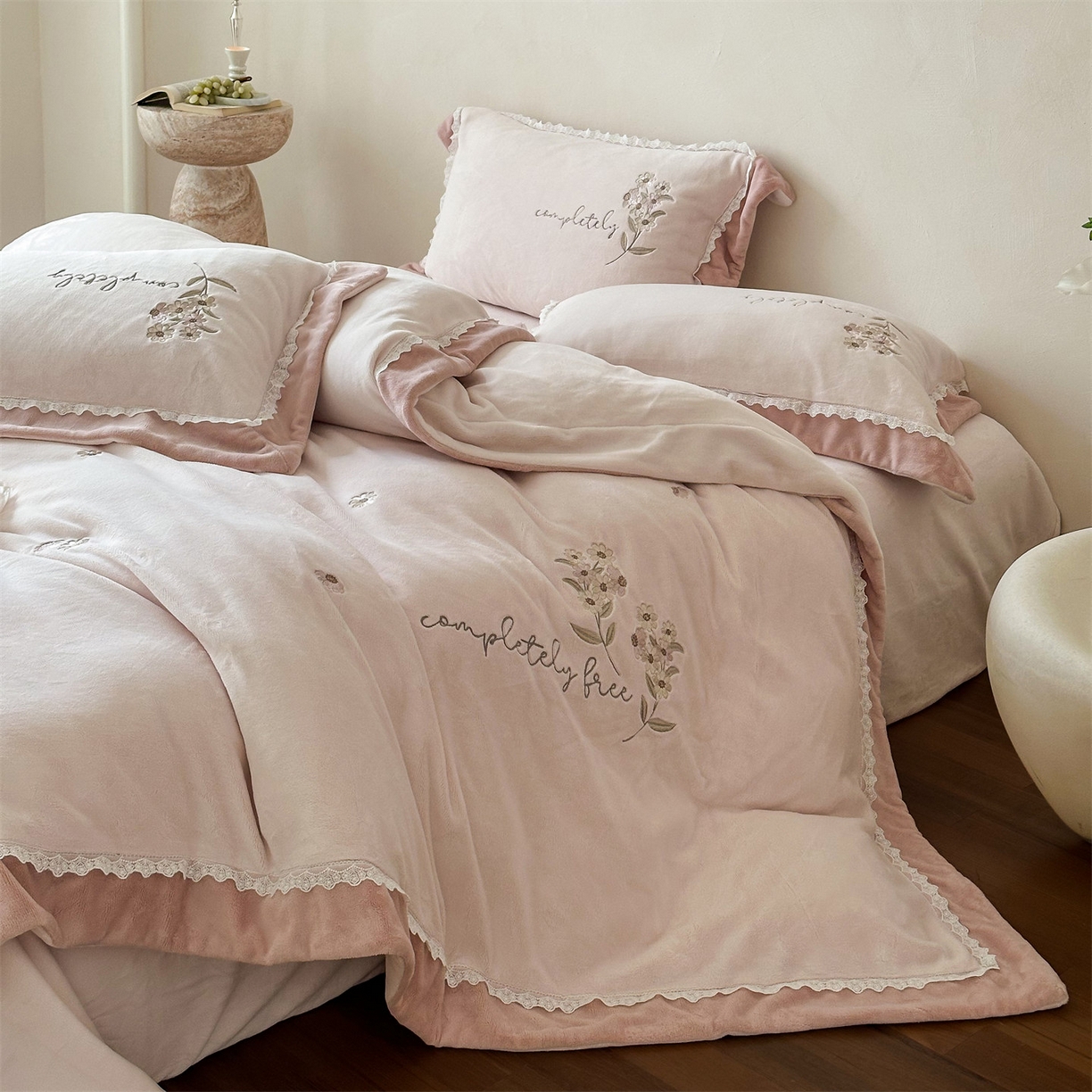 91家纺网 家纺一手货源 找家纺 泽西家纺+V17798841158发大图 2025新品秋冬加厚保暖240克奶肤绒小清新花边宽边刺绣牛奶绒四件套-雏菊轻语 雏菊轻语-浅皮粉