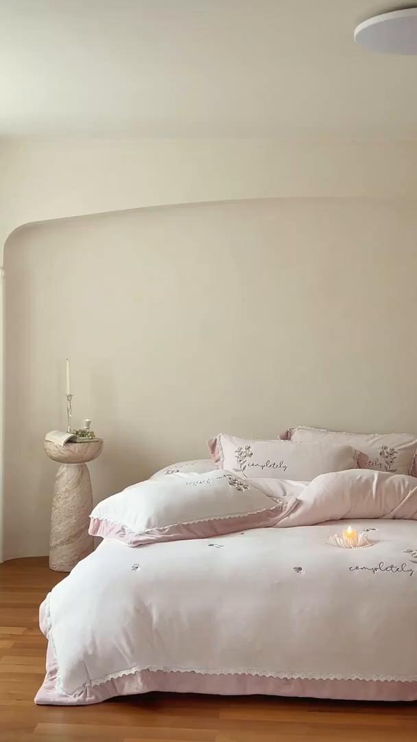 91家纺网 家纺一手货源 找家纺 泽西家纺+V17798841158发大图 2025新品秋冬加厚保暖240克奶肤绒小清新花边宽边刺绣牛奶绒四件套-雏菊轻语 雏菊轻语-浅皮粉