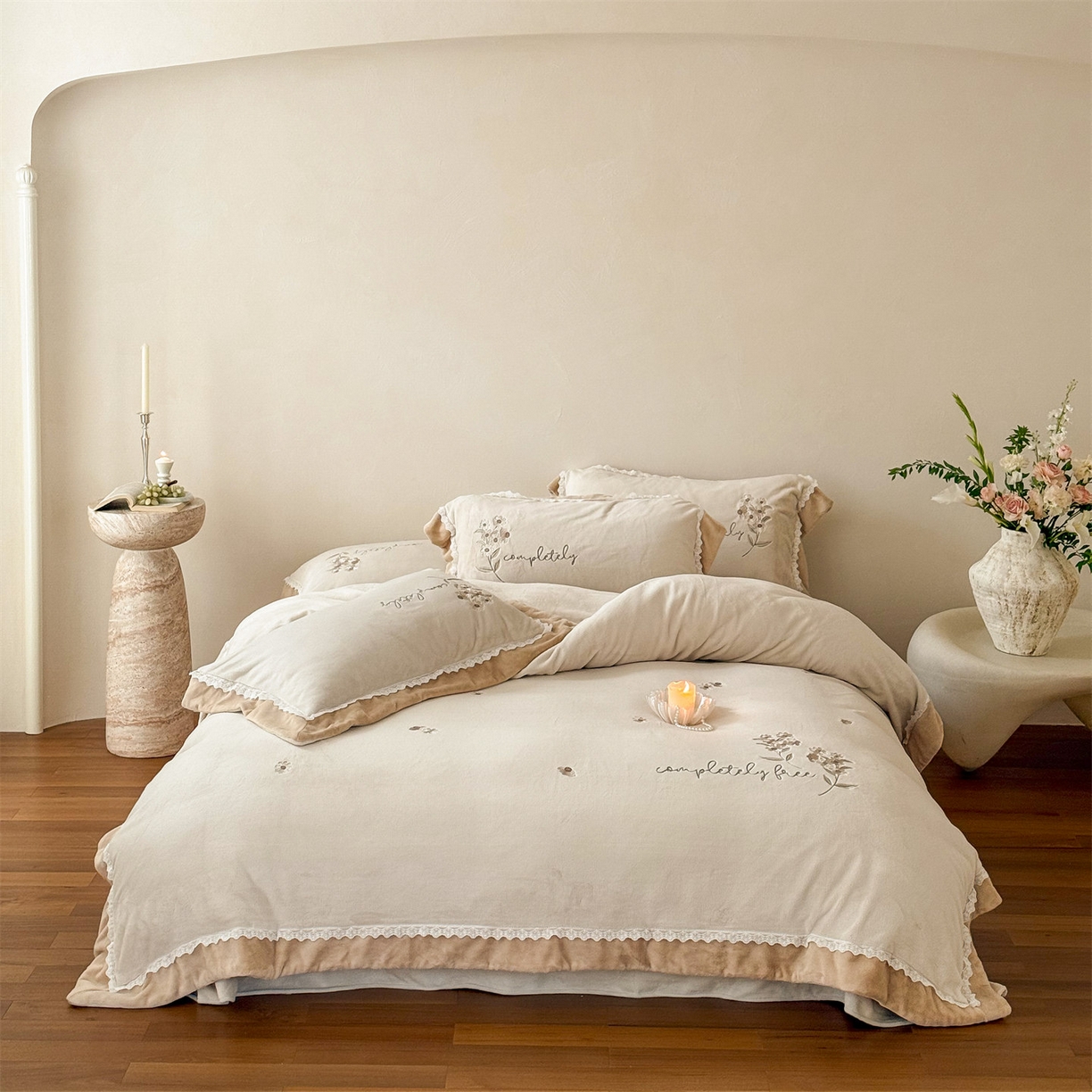 泽西家纺+V17798841158发大图 2025新品秋冬加厚保暖240克奶肤绒小清新花边宽边刺绣牛奶绒四件套-雏菊轻语 雏菊轻语-浅杏