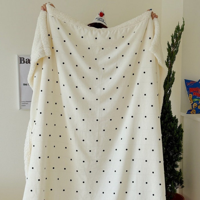 91家纺网 家纺一手货源 找家纺 顾里家纺 2025新款Chic韩系少女牛奶羊羔绒毯毛毯毯子-波点系 白波点