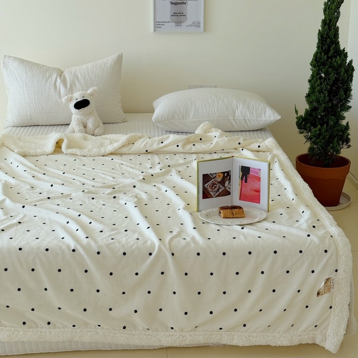 91家纺网 家纺一手货源 找家纺 顾里家纺 2025新款Chic韩系少女牛奶羊羔绒毯毛毯毯子-波点系 白波点