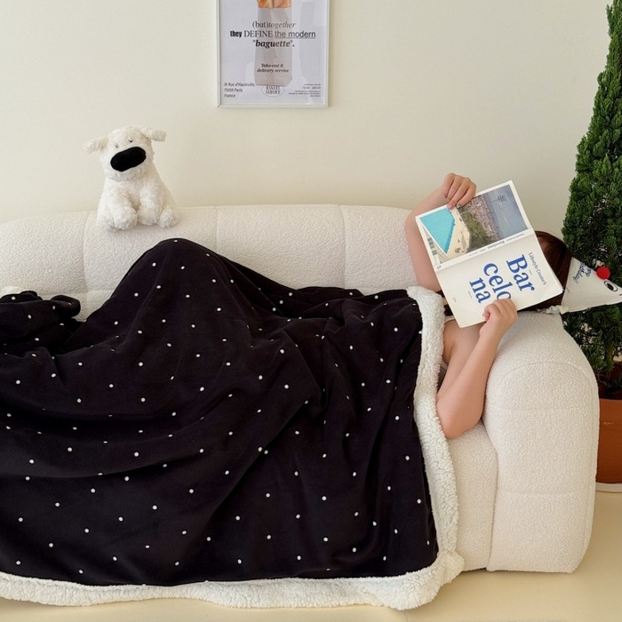 91家纺网 家纺一手货源 找家纺 顾里家纺 2025新款Chic韩系少女牛奶羊羔绒毯毛毯毯子-波点系 黑波点
