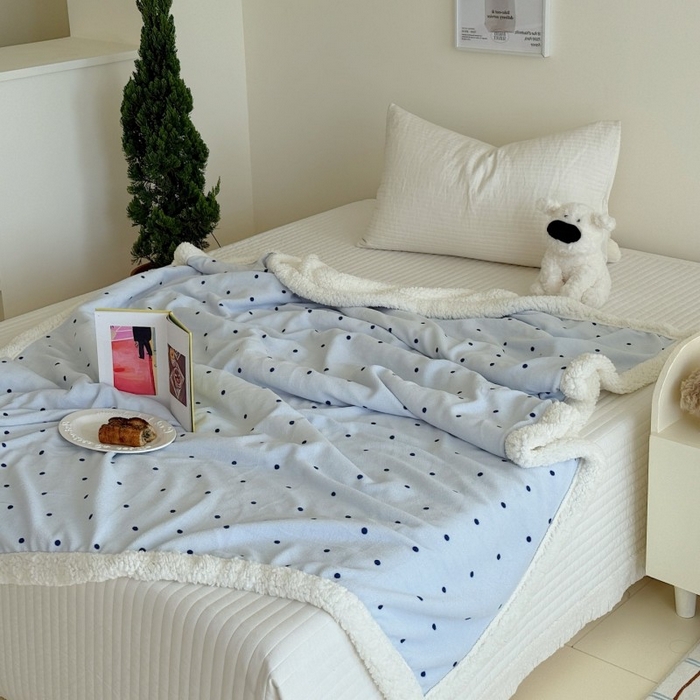 91家纺网 家纺一手货源 找家纺 顾里家纺 2025新款Chic韩系少女牛奶羊羔绒毯毛毯毯子-波点系 蓝波点