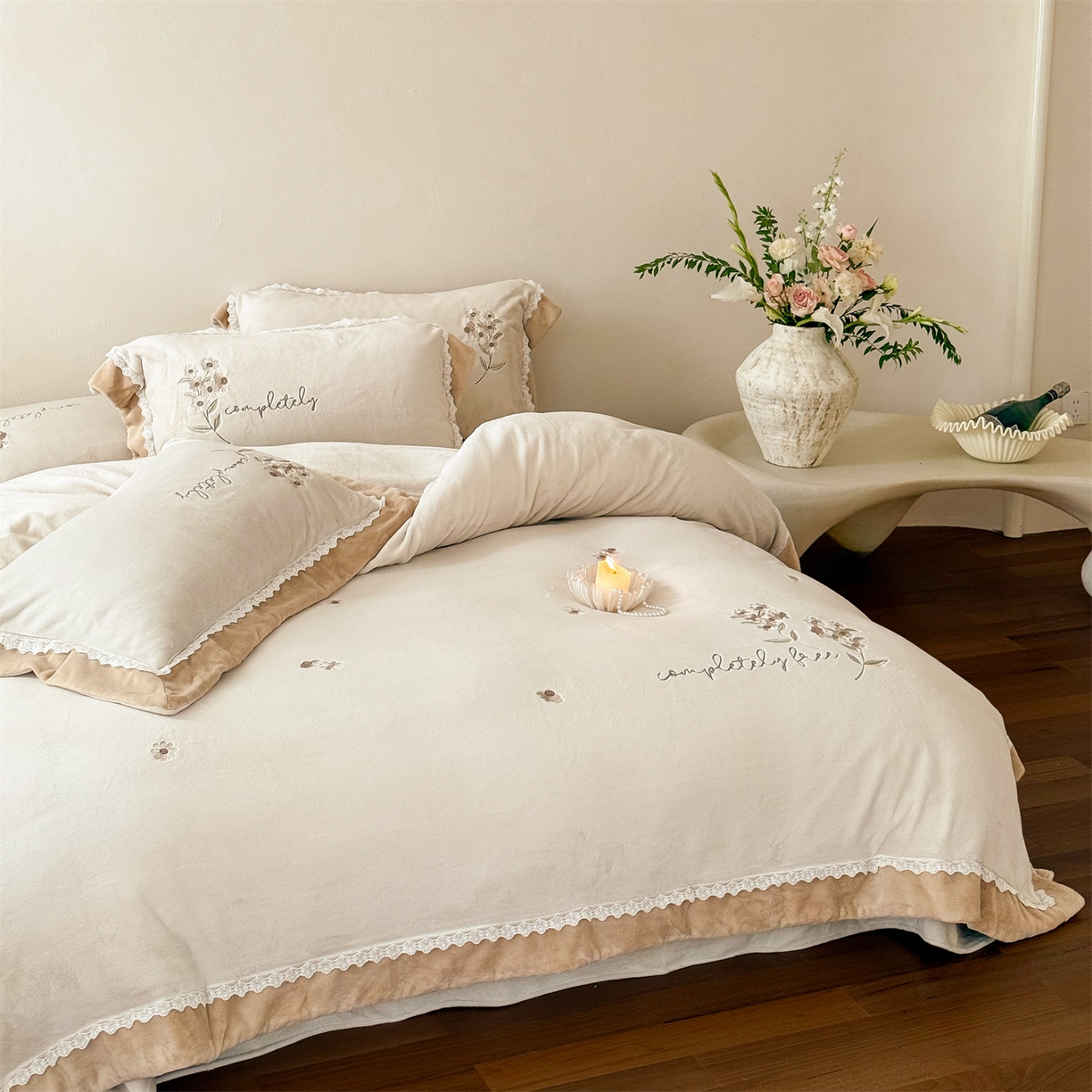 91家纺网 家纺一手货源 找家纺 泽西家纺+V17798841158发大图 2025新品秋冬加厚保暖240克奶肤绒小清新花边宽边刺绣牛奶绒四件套-雏菊轻语 雏菊轻语-浅杏