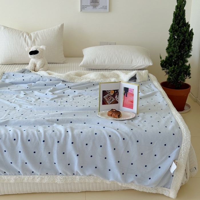 91家纺网 家纺一手货源 找家纺 顾里家纺 2025新款Chic韩系少女牛奶羊羔绒毯毛毯毯子-波点系 蓝波点