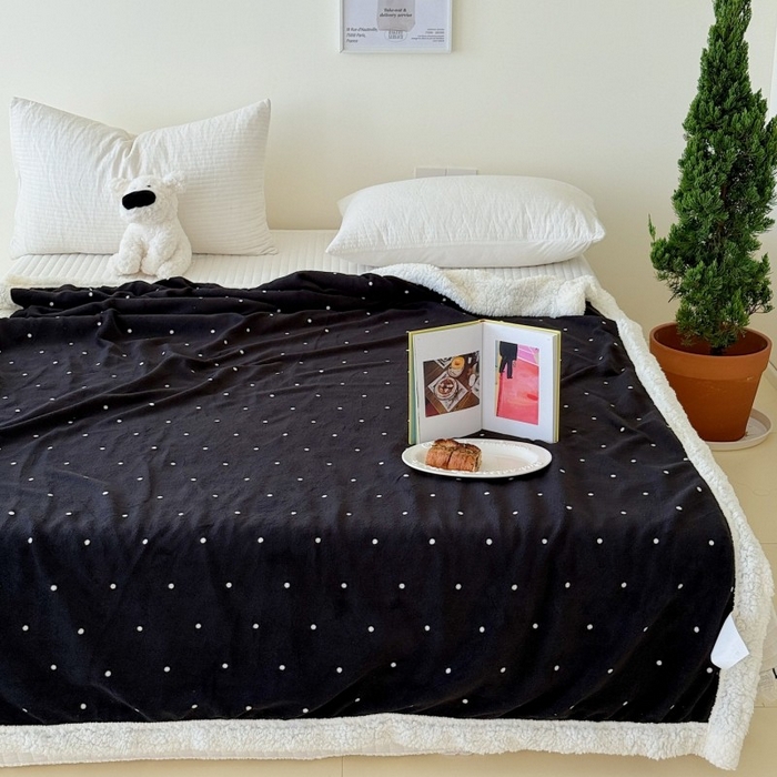 91家纺网 家纺一手货源 找家纺 顾里家纺 2025新款Chic韩系少女牛奶羊羔绒毯毛毯毯子-波点系 黑波点