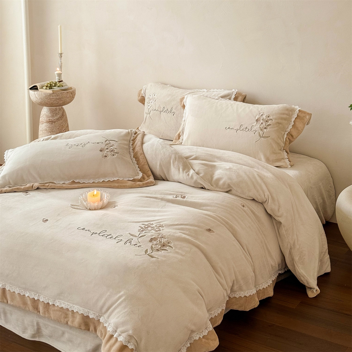 91家纺网 家纺一手货源 找家纺 泽西家纺+V17798841158发大图 2025新品秋冬加厚保暖240克奶肤绒小清新花边宽边刺绣牛奶绒四件套-雏菊轻语 雏菊轻语-浅杏