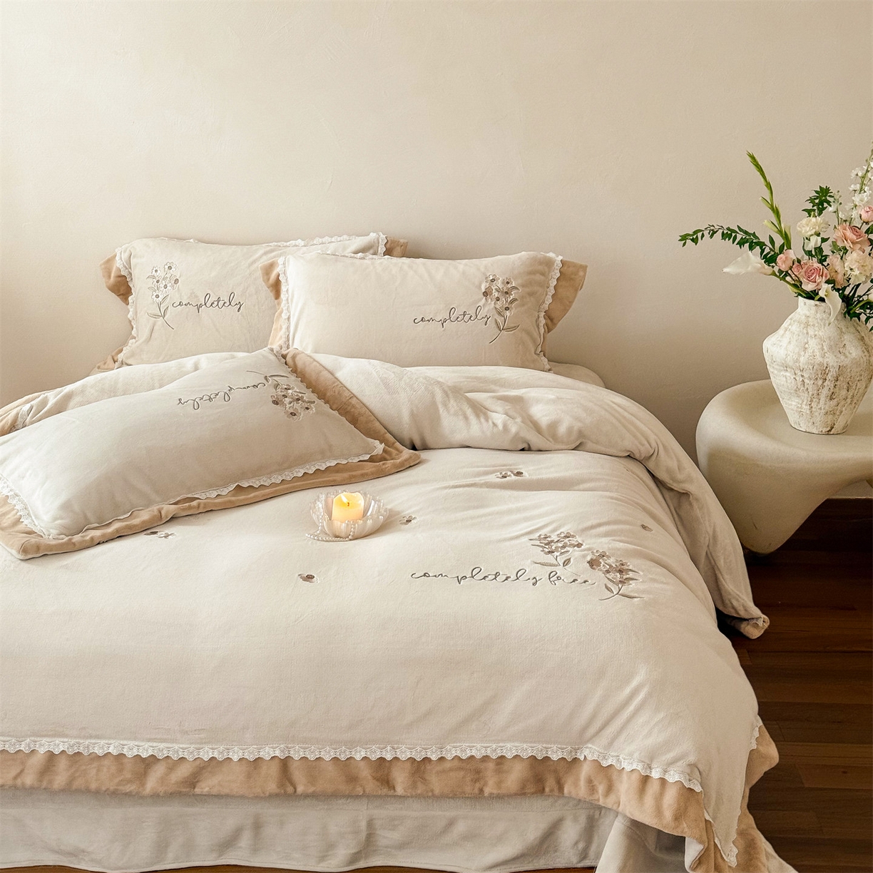 91家纺网 家纺一手货源 找家纺 泽西家纺+V17798841158发大图 2025新品秋冬加厚保暖240克奶肤绒小清新花边宽边刺绣牛奶绒四件套-雏菊轻语 雏菊轻语-浅杏