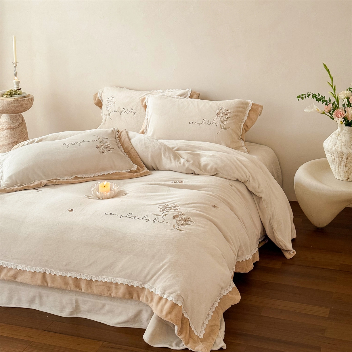 91家纺网 家纺一手货源 找家纺 泽西家纺+V17798841158发大图 2025新品秋冬加厚保暖240克奶肤绒小清新花边宽边刺绣牛奶绒四件套-雏菊轻语 雏菊轻语-浅杏