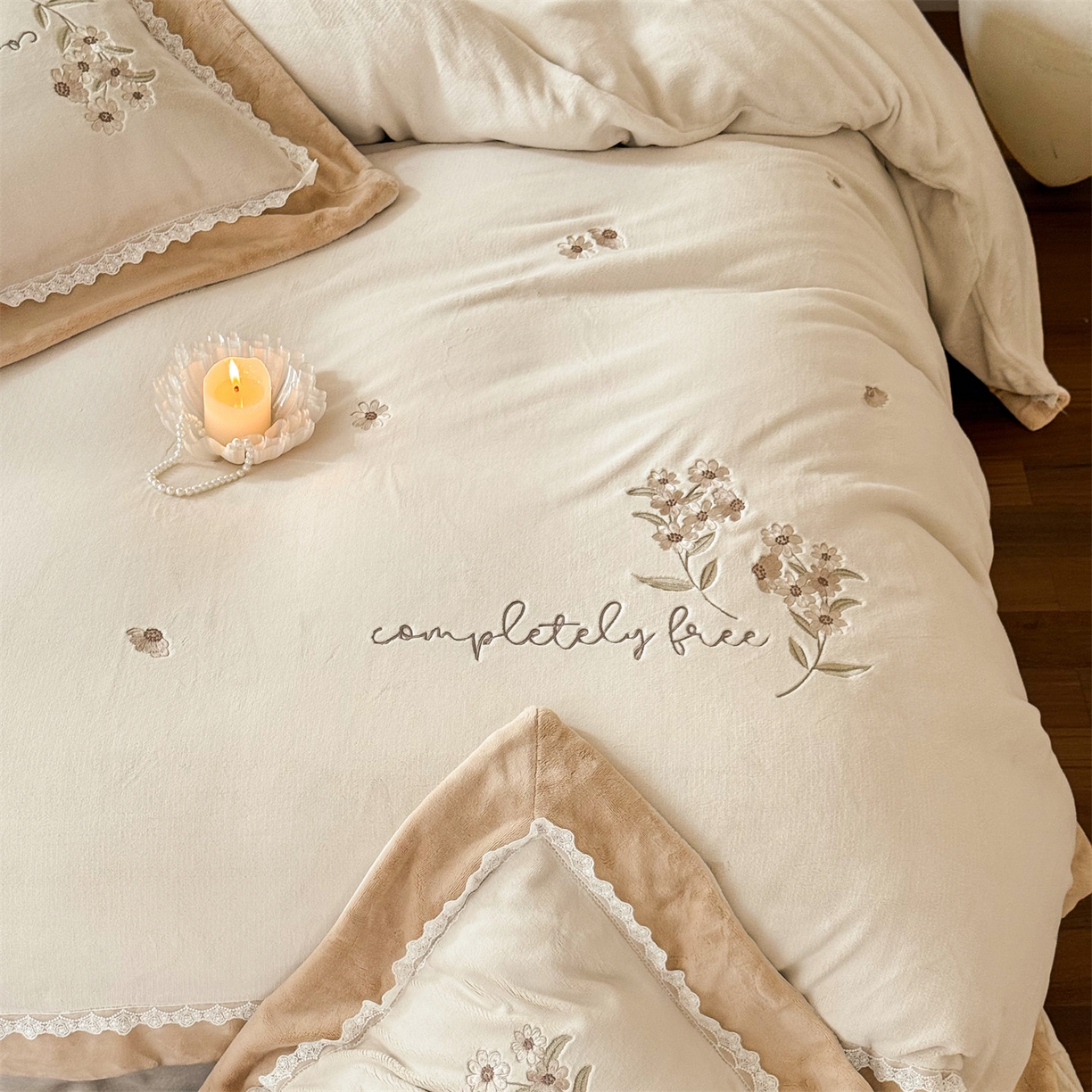 91家纺网 家纺一手货源 找家纺 泽西家纺+V17798841158发大图 2025新品秋冬加厚保暖240克奶肤绒小清新花边宽边刺绣牛奶绒四件套-雏菊轻语 雏菊轻语-浅杏