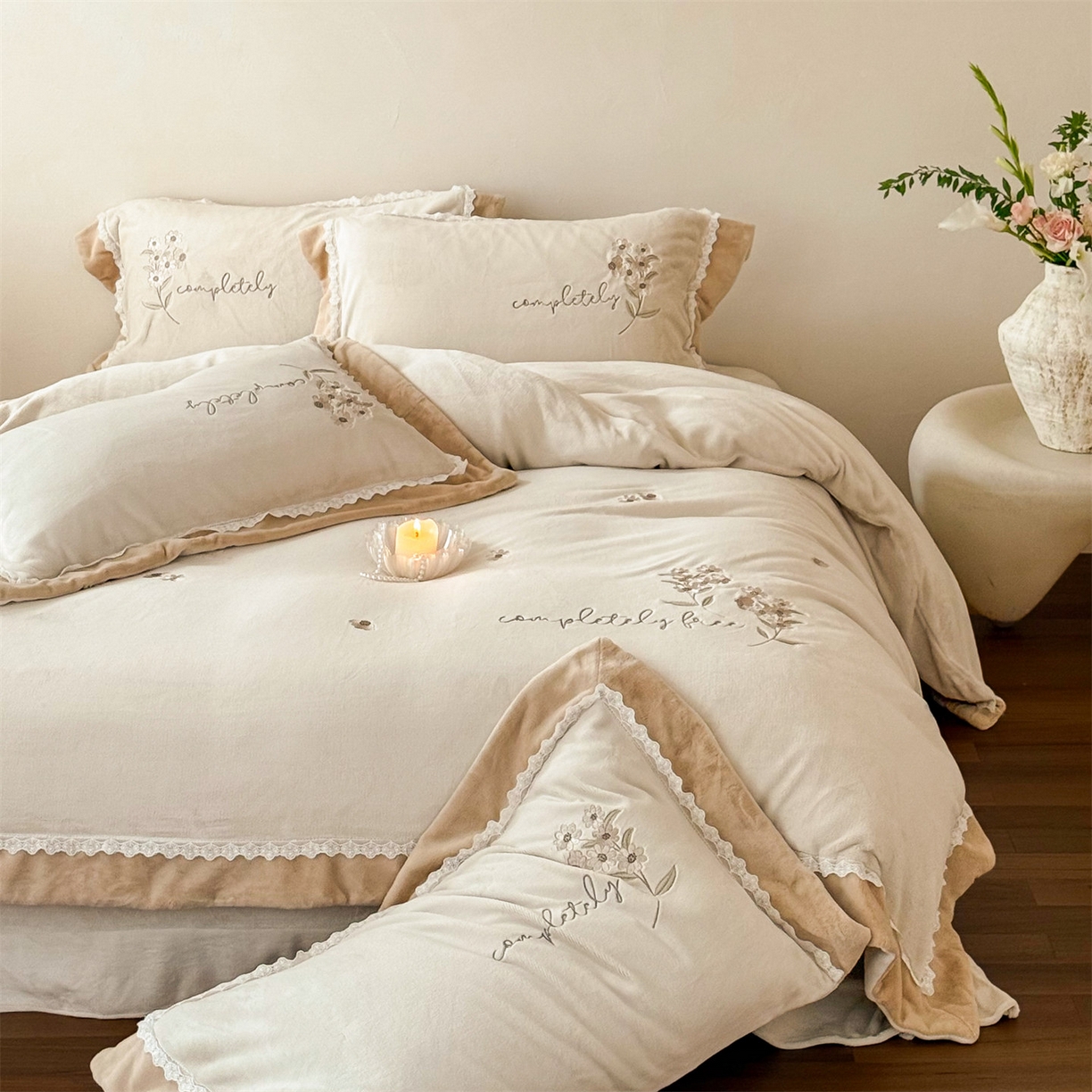 91家纺网 家纺一手货源 找家纺 泽西家纺+V17798841158发大图 2025新品秋冬加厚保暖240克奶肤绒小清新花边宽边刺绣牛奶绒四件套-雏菊轻语 雏菊轻语-浅杏