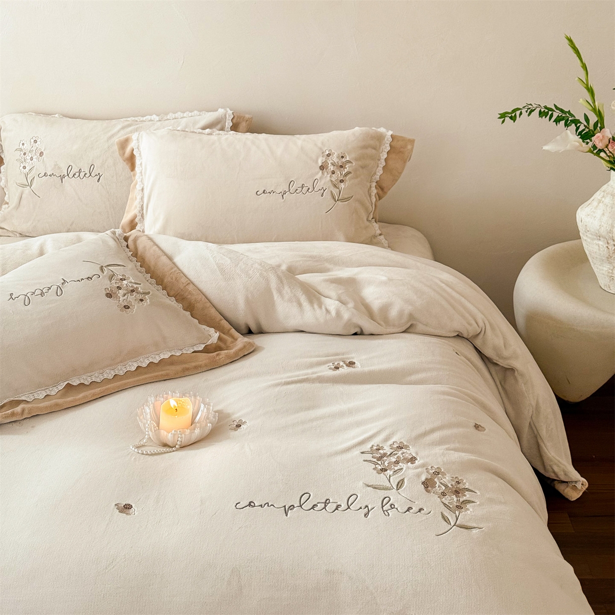 91家纺网 家纺一手货源 找家纺 泽西家纺+V17798841158发大图 2025新品秋冬加厚保暖240克奶肤绒小清新花边宽边刺绣牛奶绒四件套-雏菊轻语 雏菊轻语-浅杏